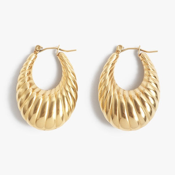 Halle Hoops