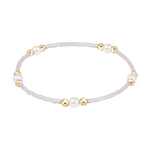 Beaded bracelet with white pearls and gold beads