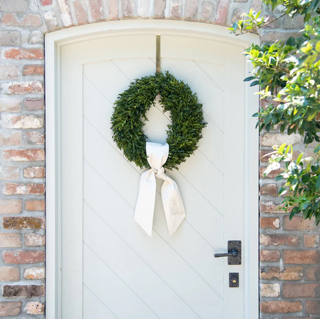 Round Boxwood Wreath 18"