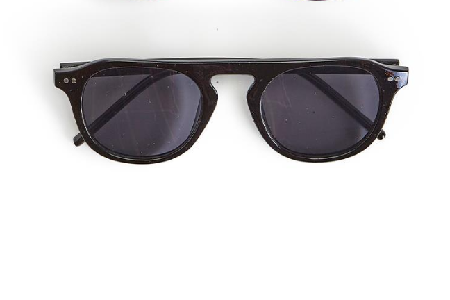 BLACK SUNGLASSES WITH VEGAN LEATHER POUCH