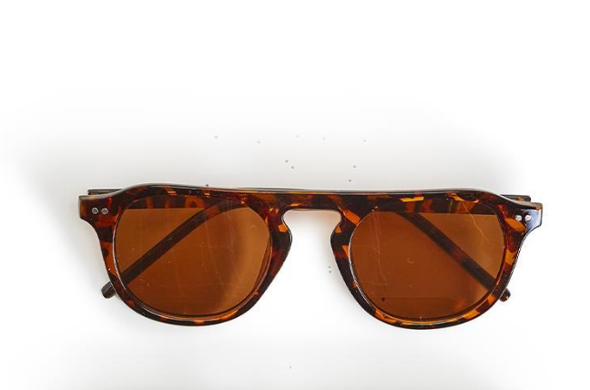 TORT. SUNGLASSES WITH VEGAN LEATHER POUCH